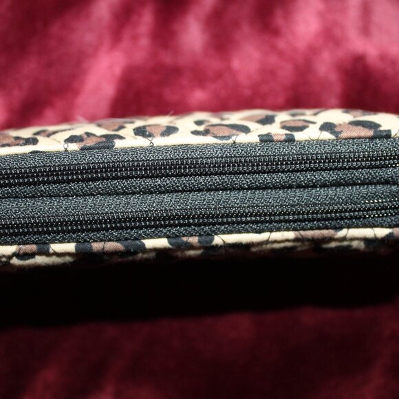 Vera Bradley Leopard print with matching lanyard - Picture 4 of 6